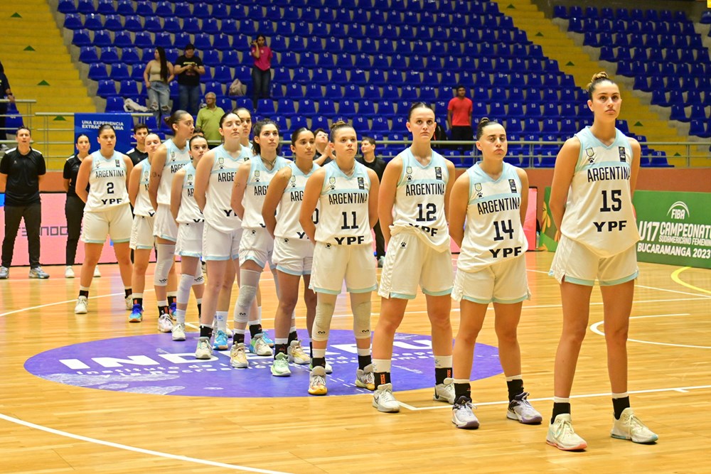 En el fondo, Di Benedetto y "su foto" a la hora del himno (FIBA)
